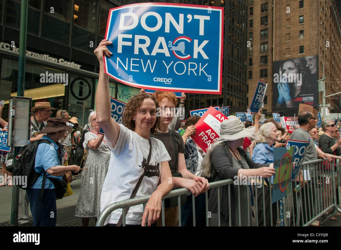 Gli attivisti di dimostrare in una Manhattan protestare contro fracking per il gas naturale a New York al di fuori del governatore NY Cuomo's hotel. Foto Stock