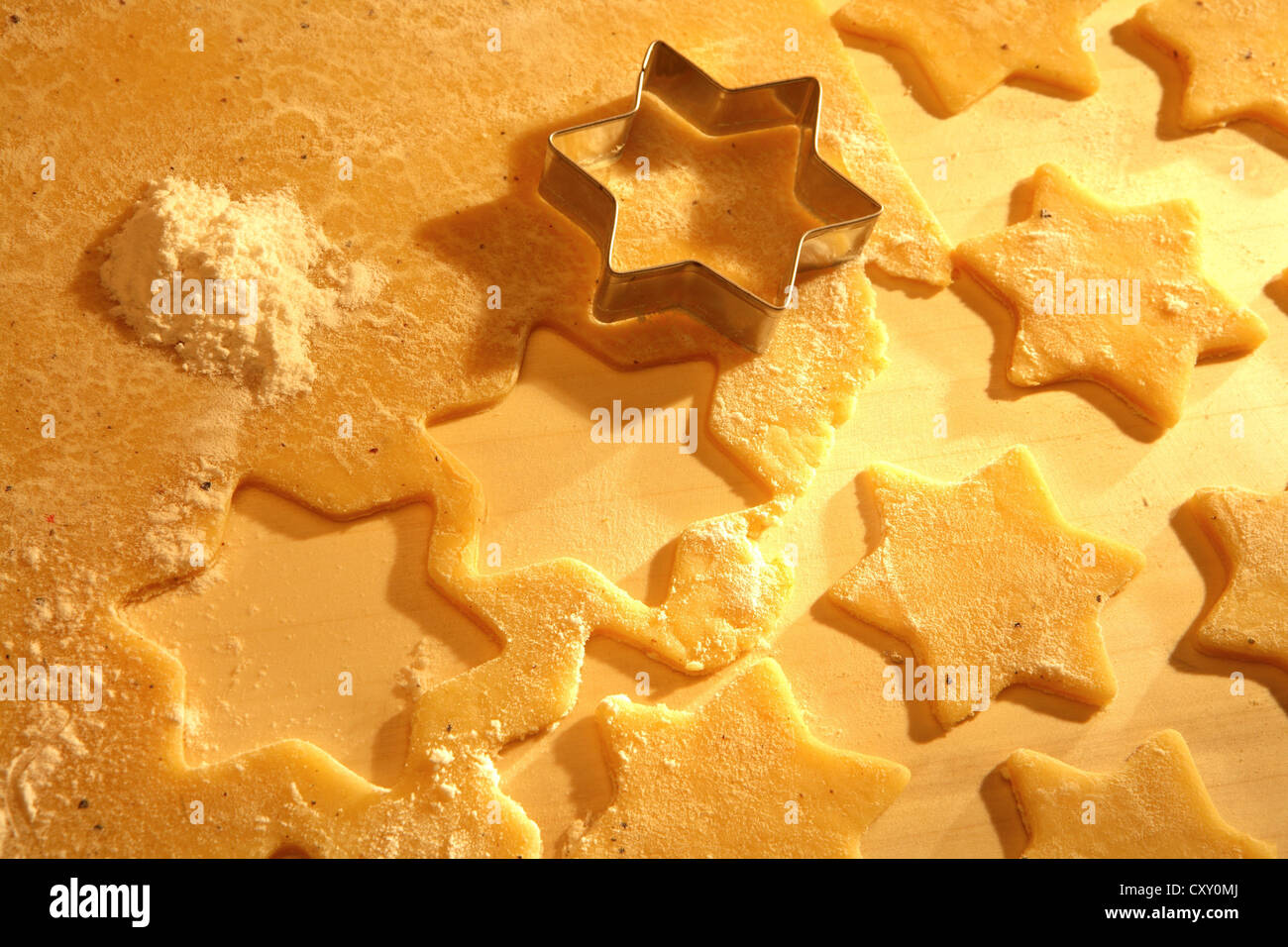 Biscotti di Natale, pasta biscotto e una a forma di stella cookie cutter Foto Stock