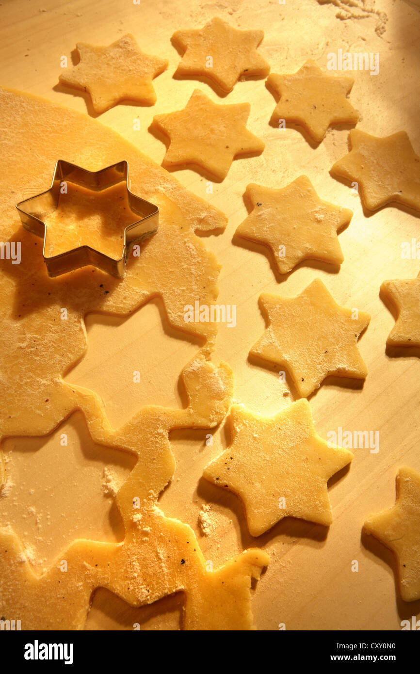 Biscotti di Natale, pasta biscotto e una a forma di stella cookie cutter Foto Stock