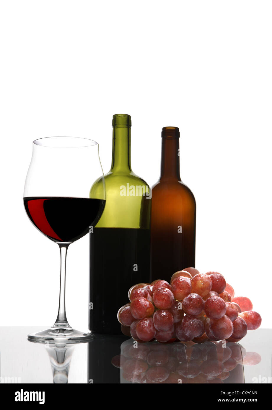 Il vino rosso di vetro, le bottiglie di vino, uva Foto Stock