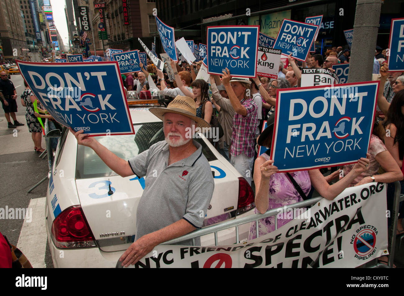 Gli attivisti di dimostrare in una Manhattan protestare contro fracking per il gas naturale a New York al di fuori del governatore NY Cuomo's hotel. Foto Stock