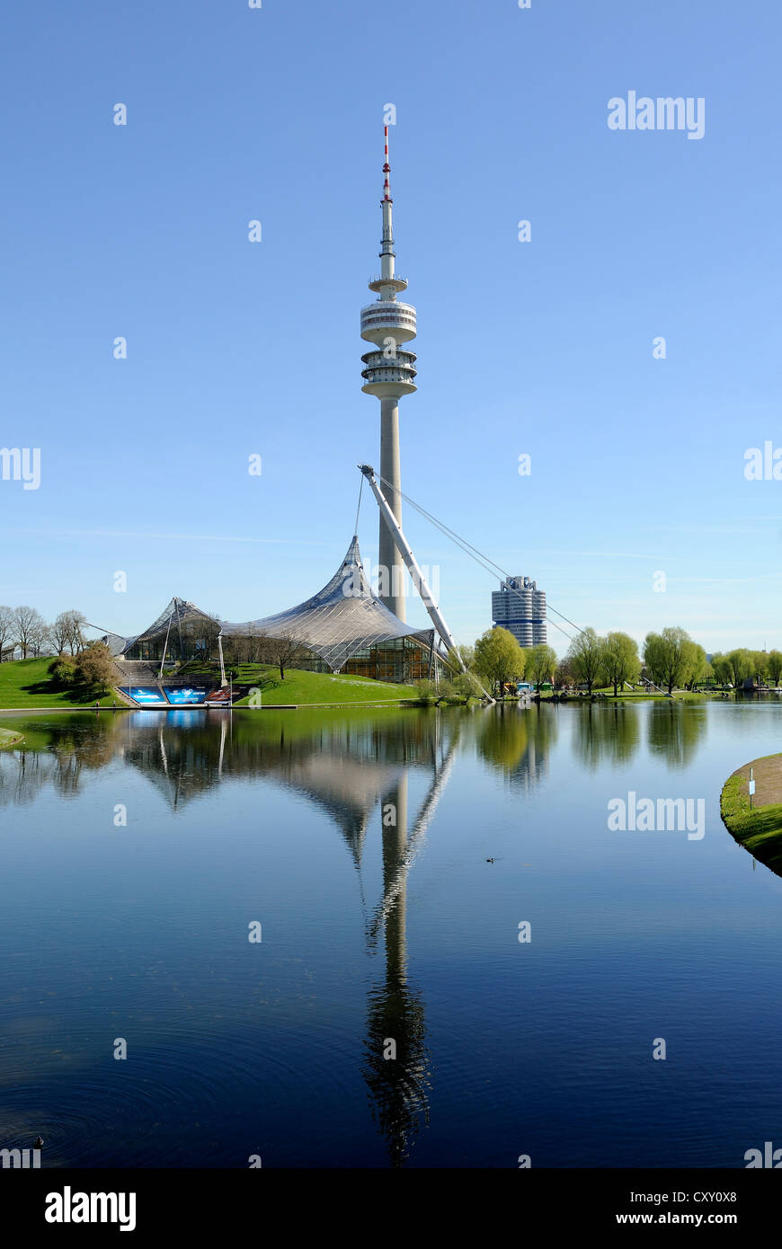 La torre della TV, Olympiaturm Tower, Olympiapark, Monaco di Baviera, PublicGround Foto Stock
