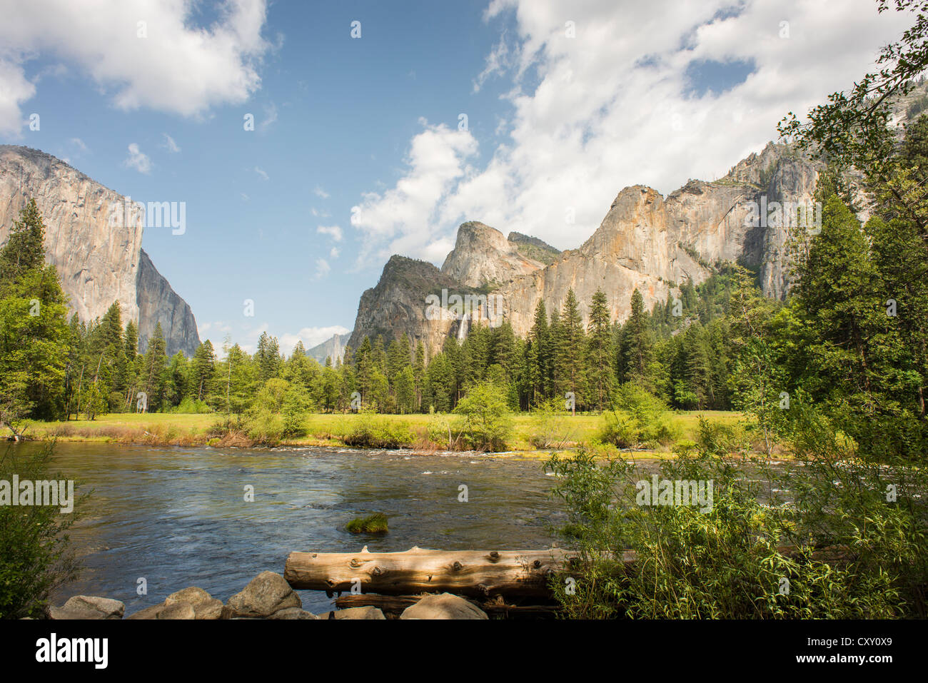 Yosemite Valley attraverso il fiume Foto Stock
