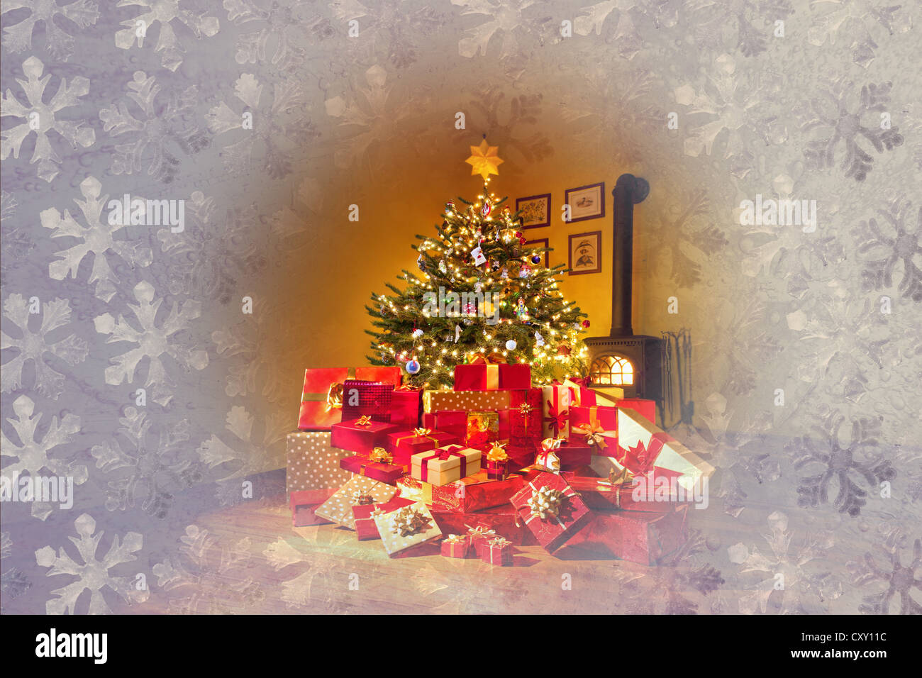 Natale, poco 'montagna' di doni nella parte anteriore di un albero di Natale, attraverso una finestra con un tema di brina Foto Stock