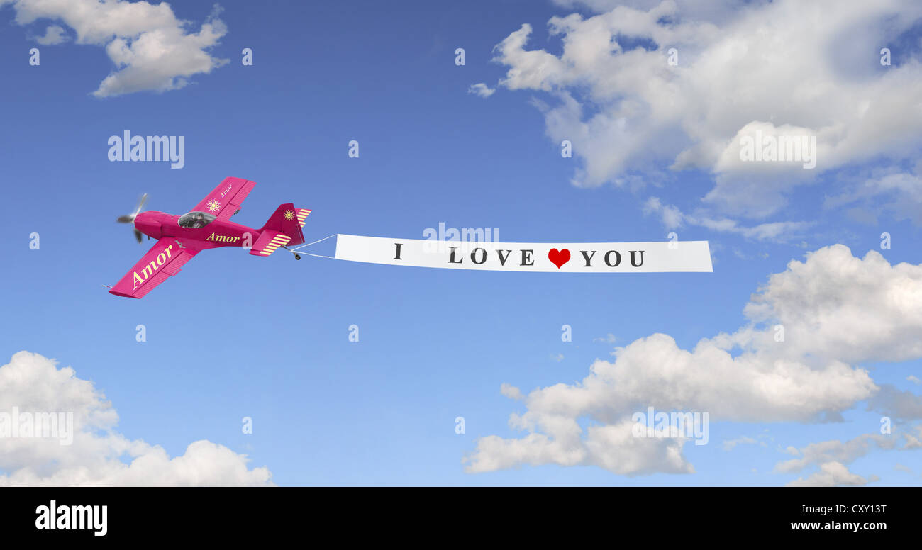 Aeroplano rosa, banner, lettering "ti amo", nuvole, cielo Foto Stock