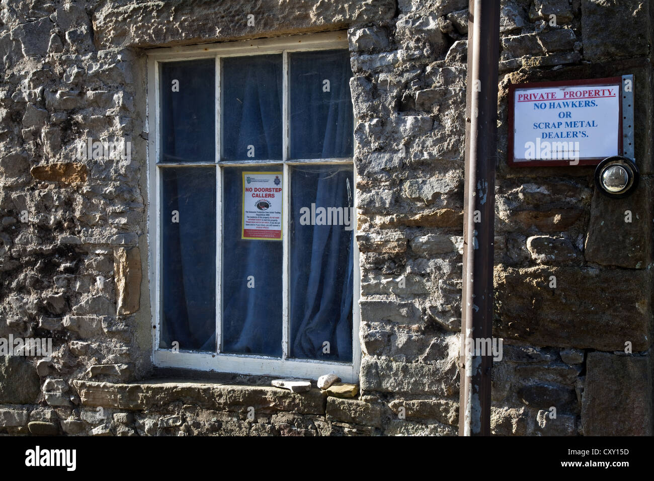 No ambulanti o rottami di metallo Rivenditori  Avvisi su edificio in pietra in Kettlewell nel Nord Yorkshire Dales, REGNO UNITO Foto Stock