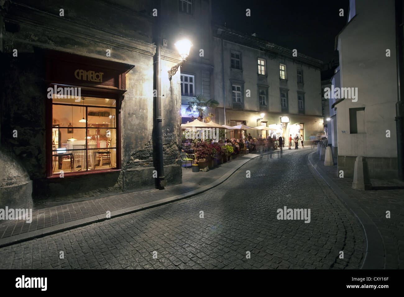 St Thomas Street, di notte, Cracovia, in Polonia, in Europa Foto Stock