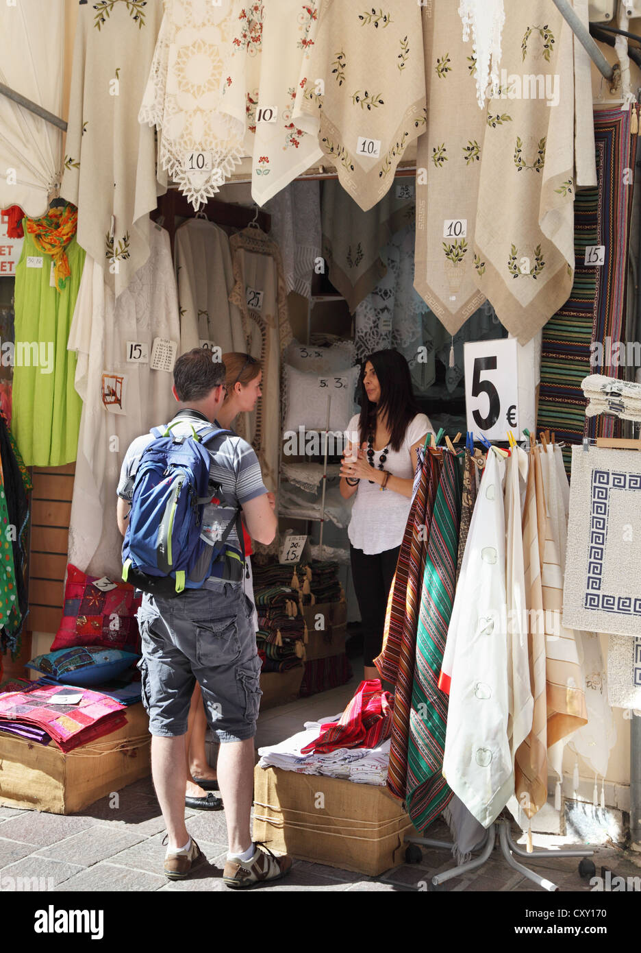 Turista giovane parlando di biancheria negoziante città vecchia di Rethymnon, Creta, Grecia Foto Stock