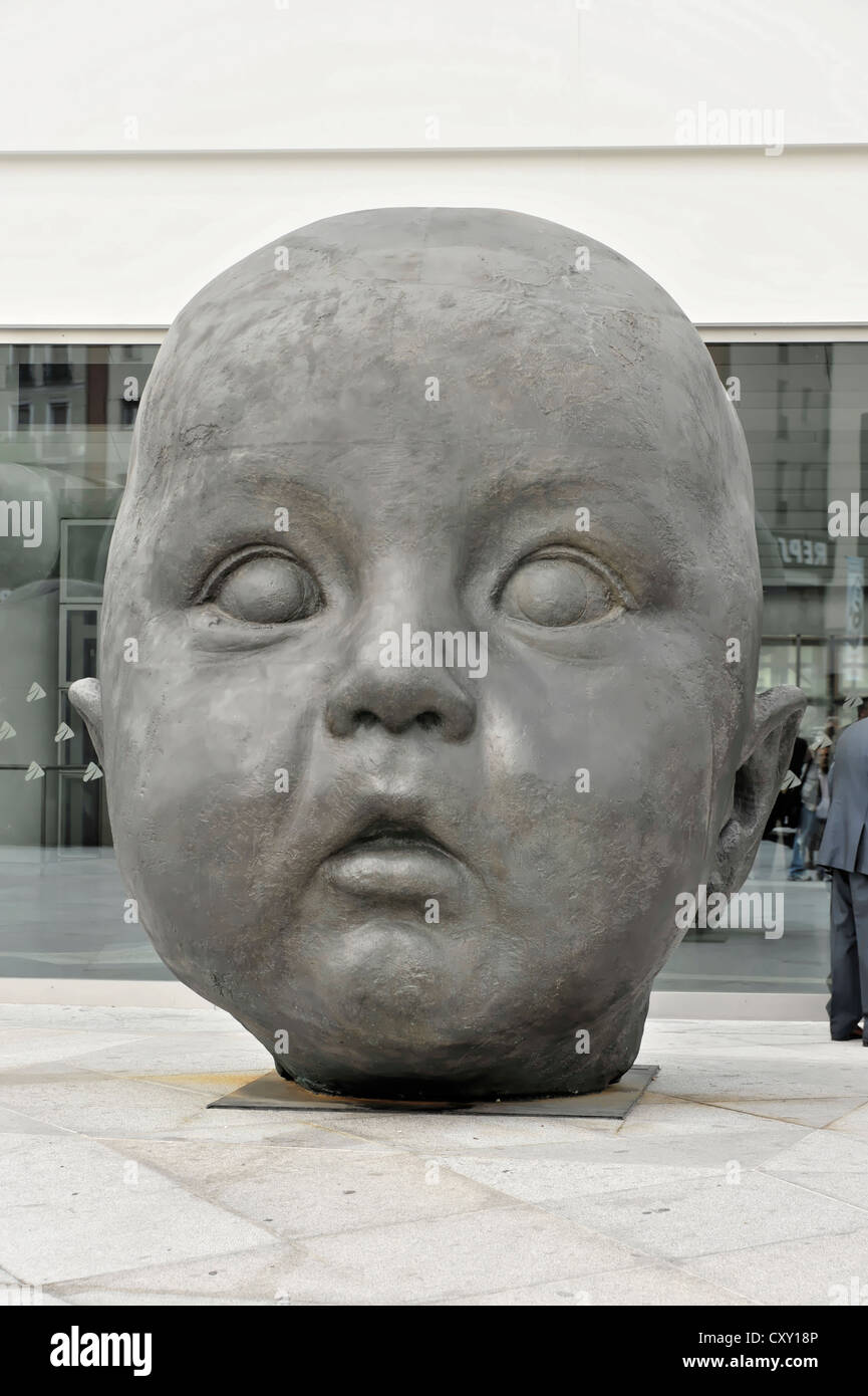Dia y Noche, di giorno e di notte e la scultura di Antonio Lopez, la stazione di Atocha, Madrid, Spagna, Europa Foto Stock