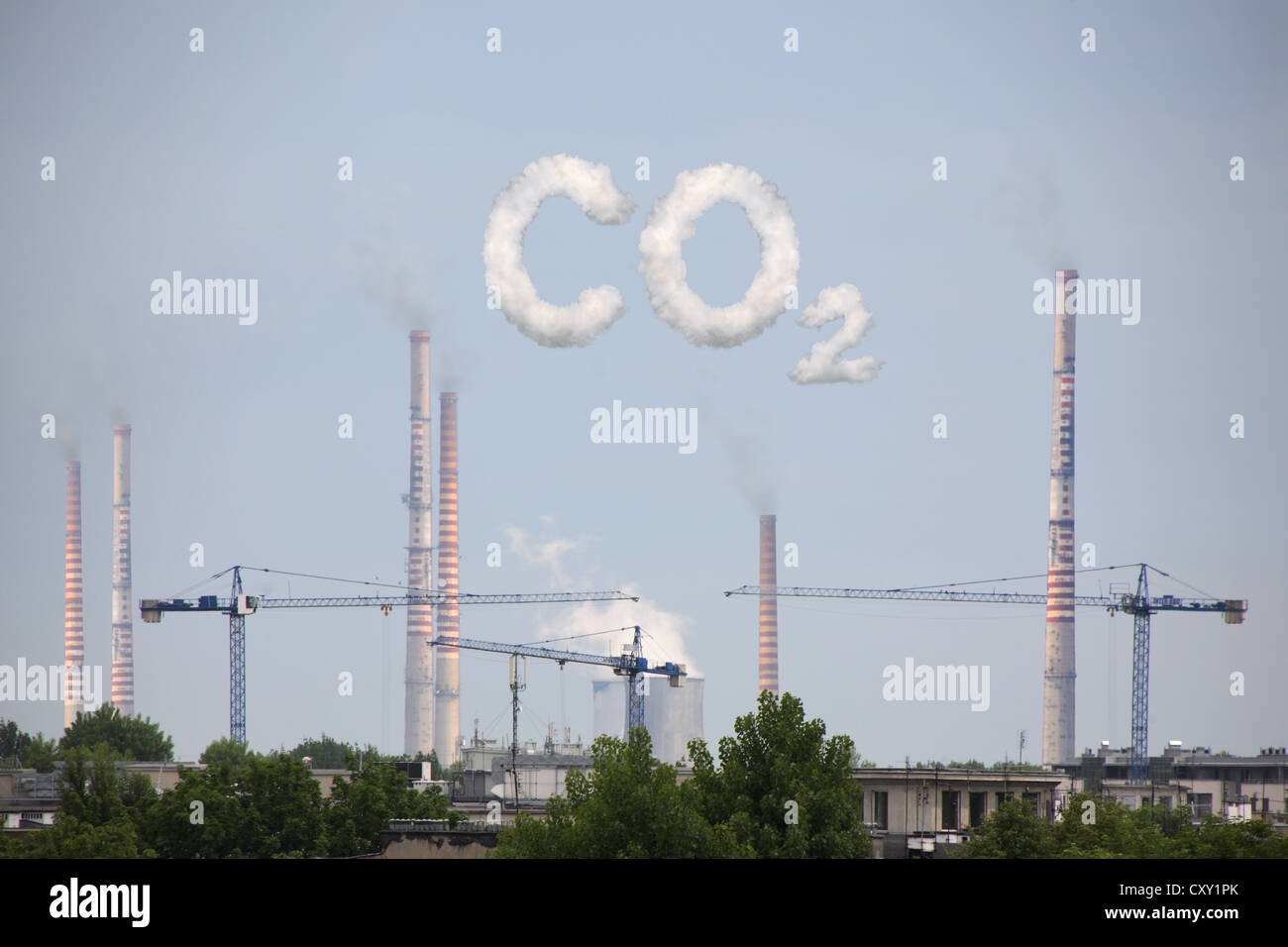 Impianto industriale, la formazione di nube formando la scritta CO2, immagine simbolica per le emissioni di biossido di carbonio, illustrazione Foto Stock