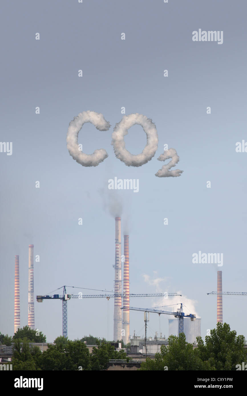 Impianto industriale, la formazione di nube formando la scritta CO2, immagine simbolica per le emissioni di biossido di carbonio, illustrazione Foto Stock