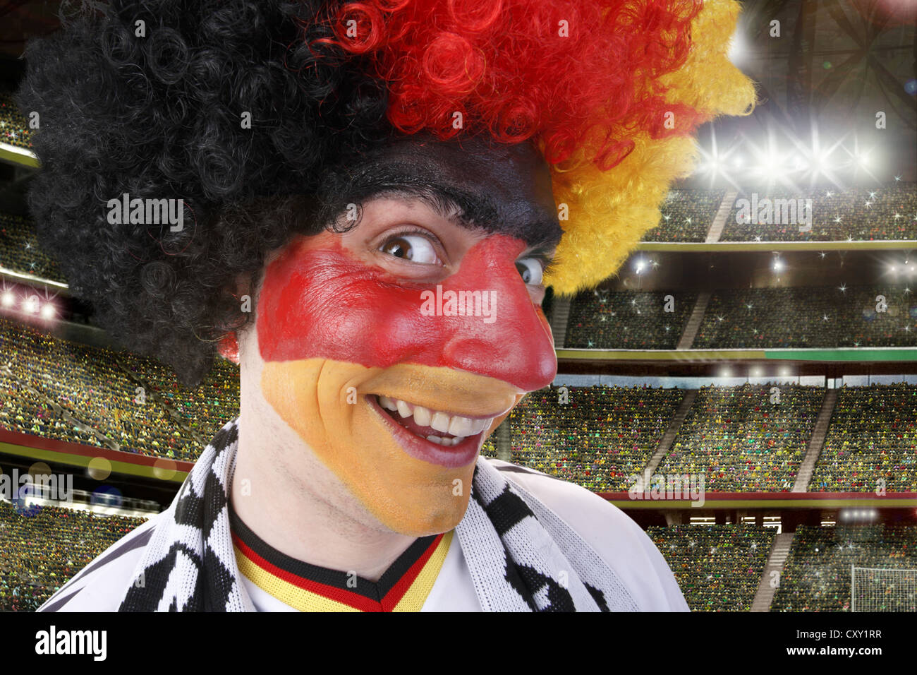 Appassionato di calcio che indossa un periwig in tedesco colori nazionali Foto Stock
