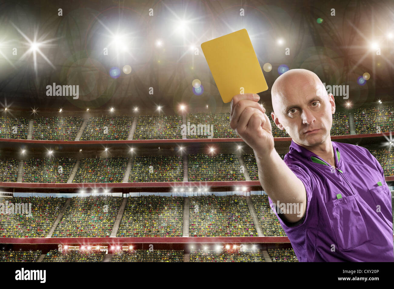 Arbitro tenendo un cartellino giallo Foto Stock