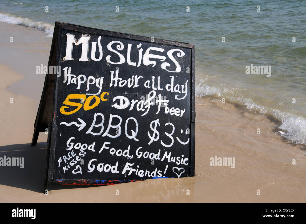 Scheda di pubblicità per un ristorante sulla spiaggia, spiaggia di Ochheuteal, Sihanoukeville, Cambogia, Asia Foto Stock