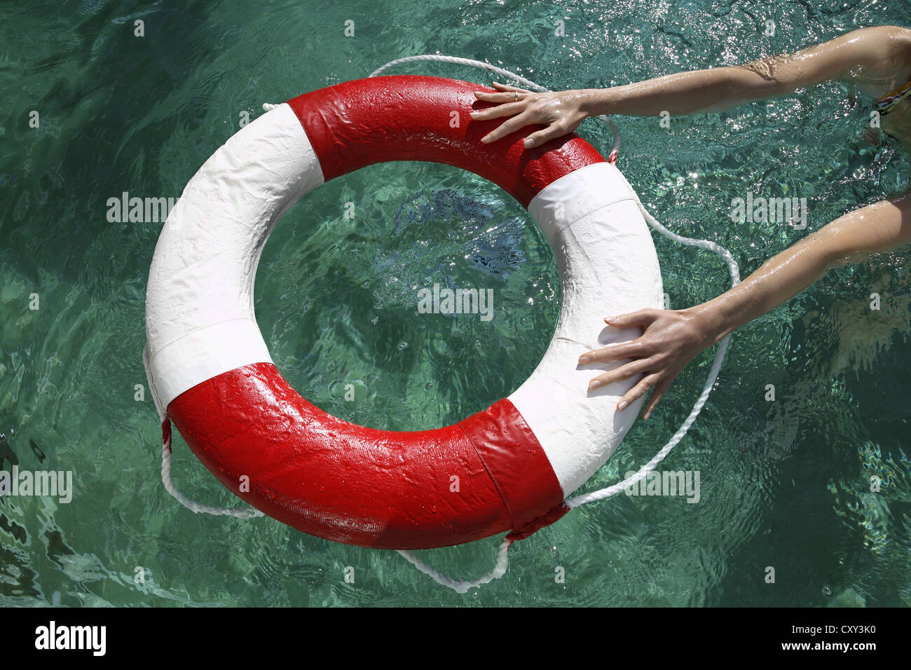 Persona di annegamento raggiungendo per un anello di vita Foto Stock