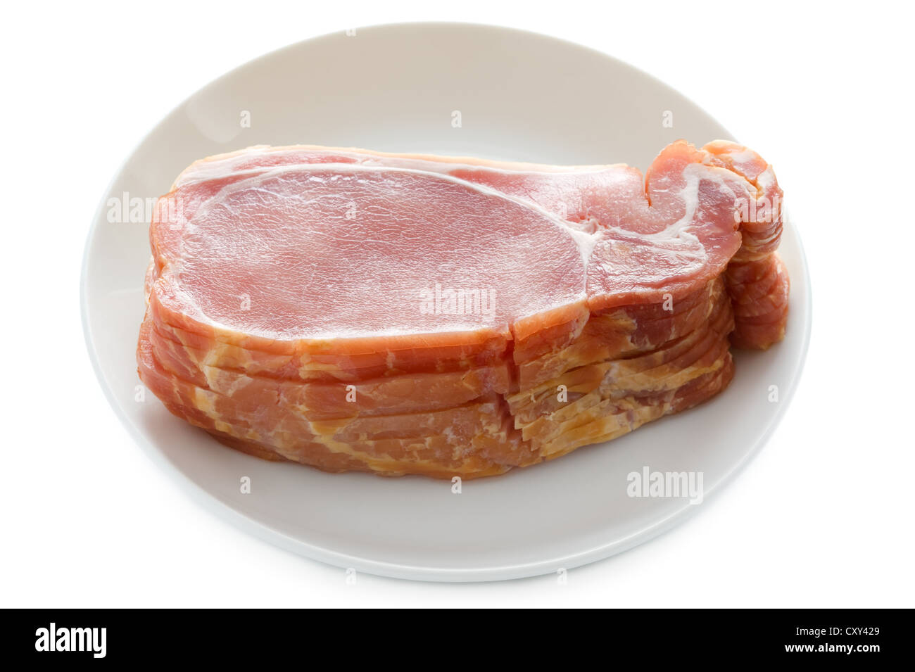 Pila di materie back bacon rashers isolato su uno sfondo bianco Foto Stock