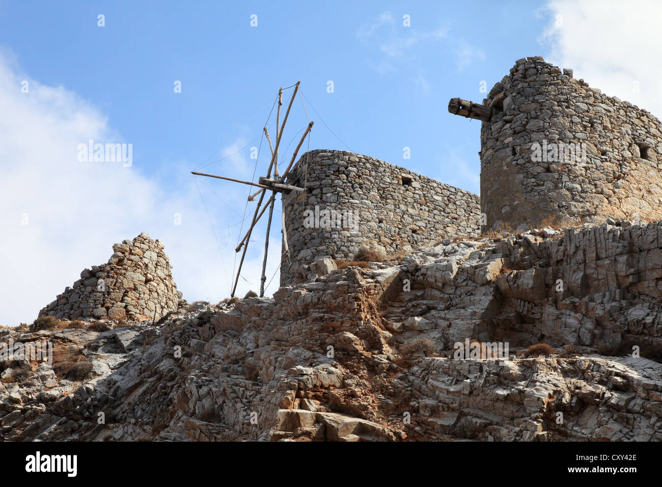 Abbandonati vecchi mulini a vento tradizionali dal Seli Ambelou passano in alto sopra il plateau di Lassithi, Creta, Grecia Foto Stock