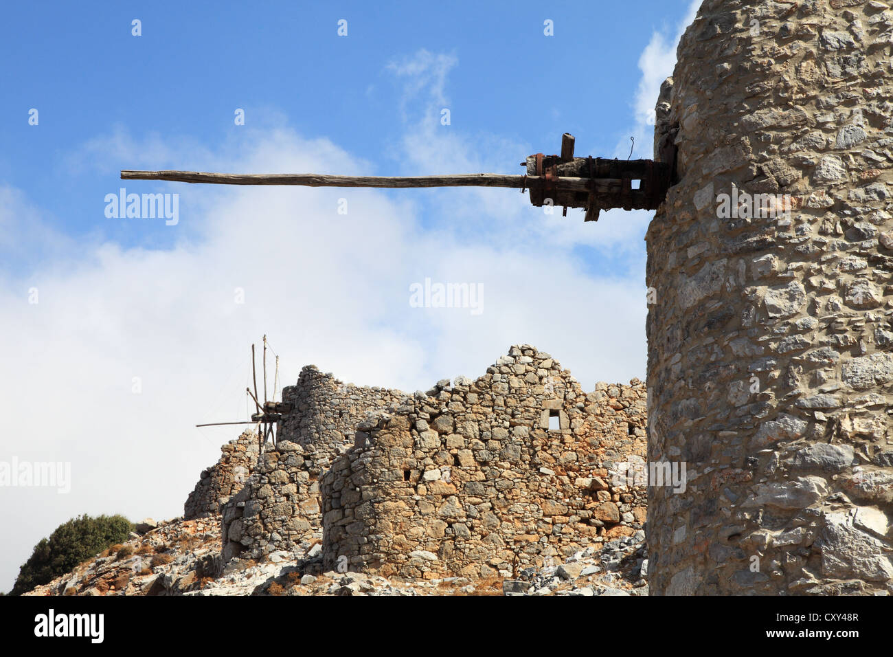 Abbandonati vecchi mulini a vento tradizionali dal Seli Ambelou passano in alto sopra il plateau di Lassithi, Creta, Grecia Foto Stock