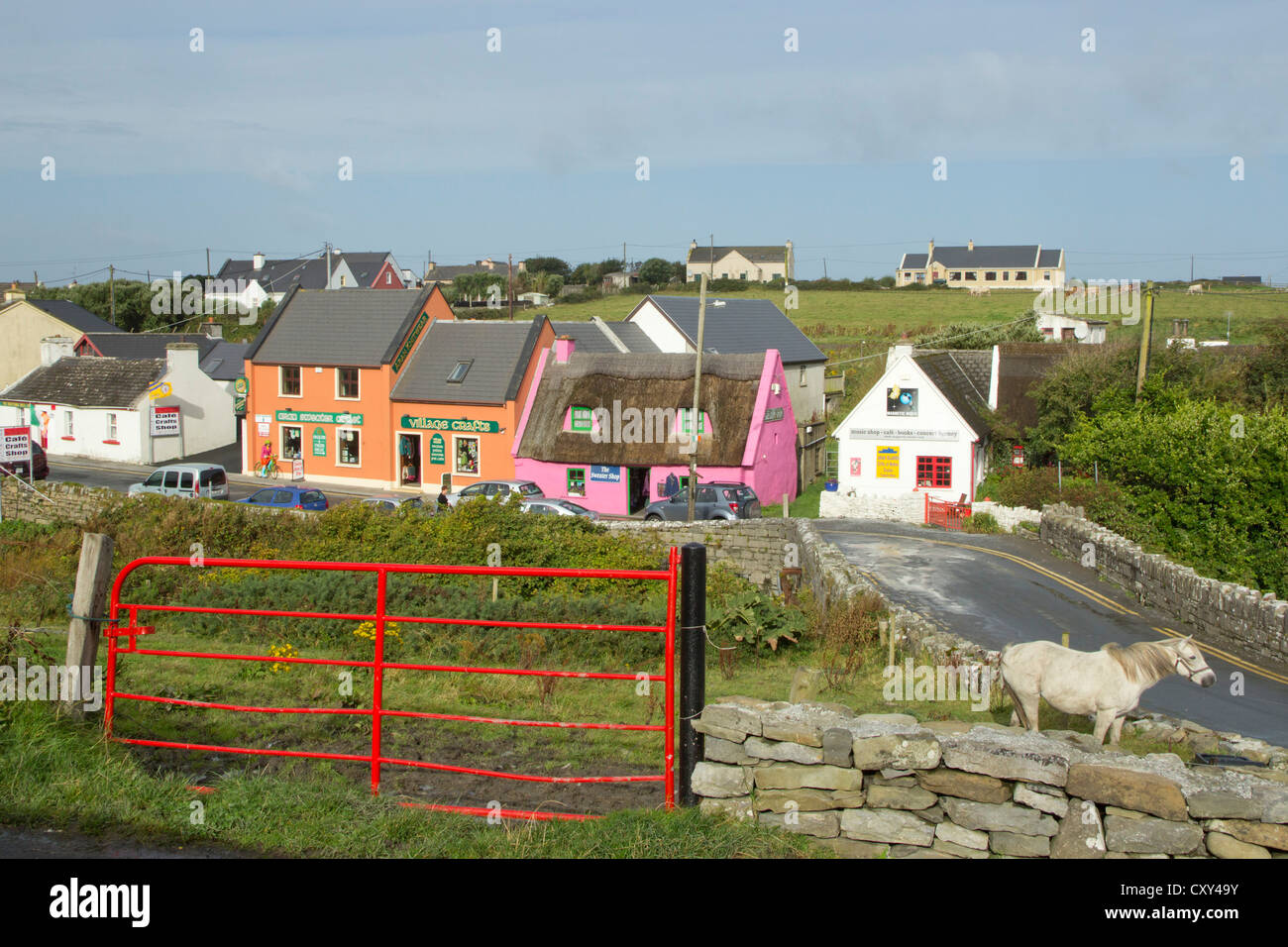 Case colorate nel centro del villaggio di Doolin, Co. Clare, Repubblica di Irlanda Foto Stock