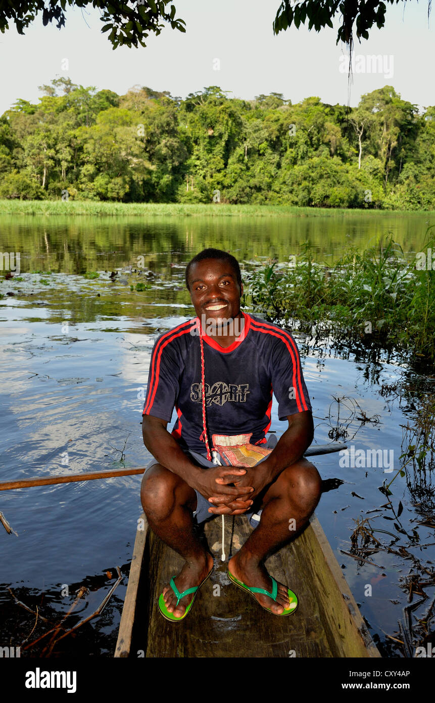 Guida turistica in canoa sul fiume nyong, vicino a Yaoundé, Camerun, Africa centrale, Africa Foto Stock