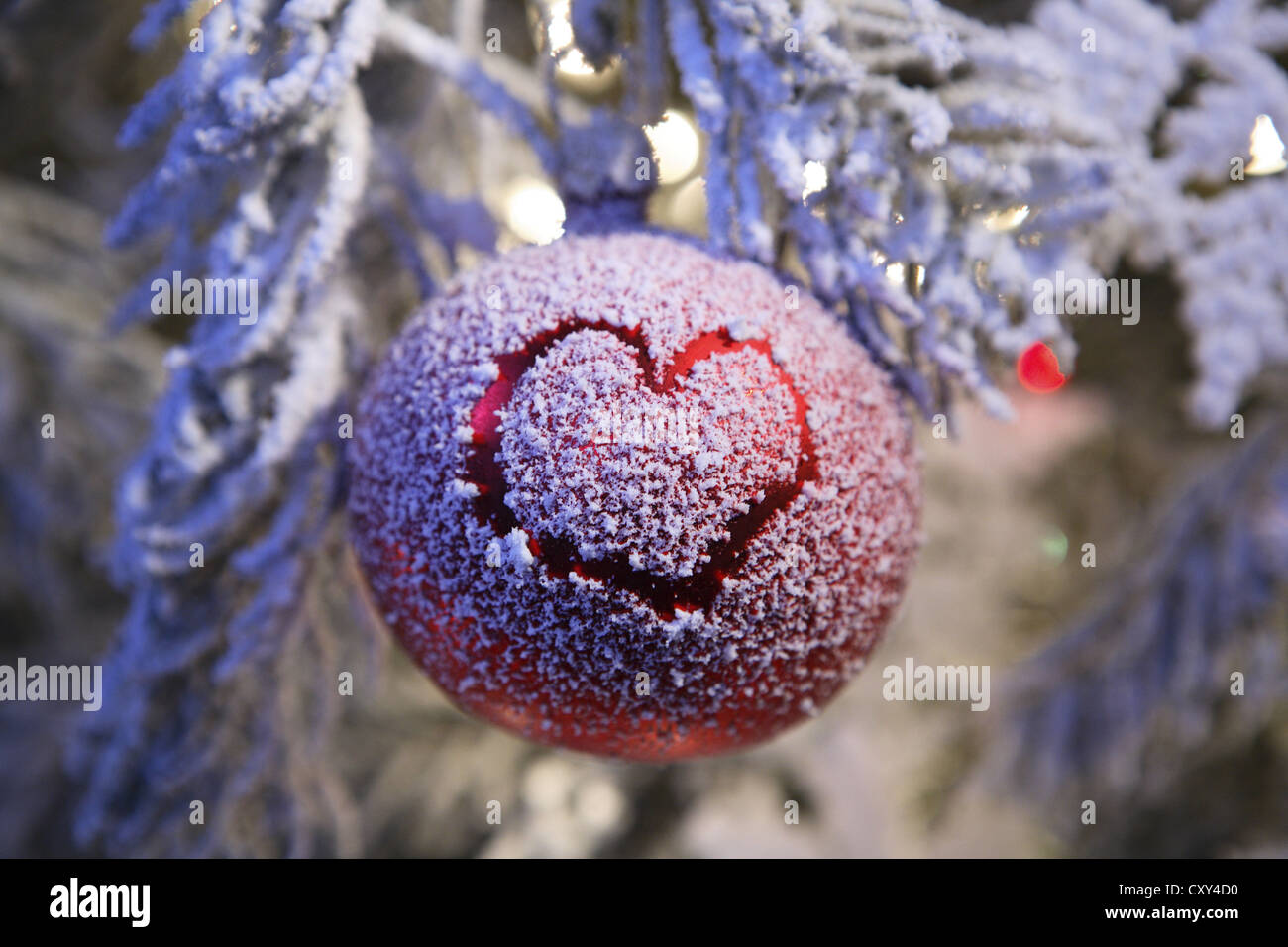 Natale pallina ricoperta di neve artificiale in cui un cuore viene aspirato Foto Stock