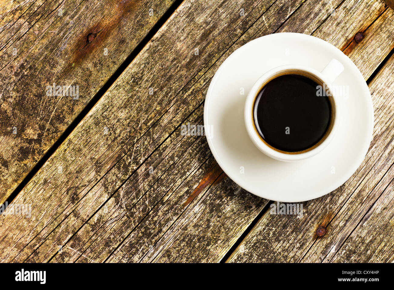 Tazza di caffè su una tavola di legno, vista dall'alto Foto Stock