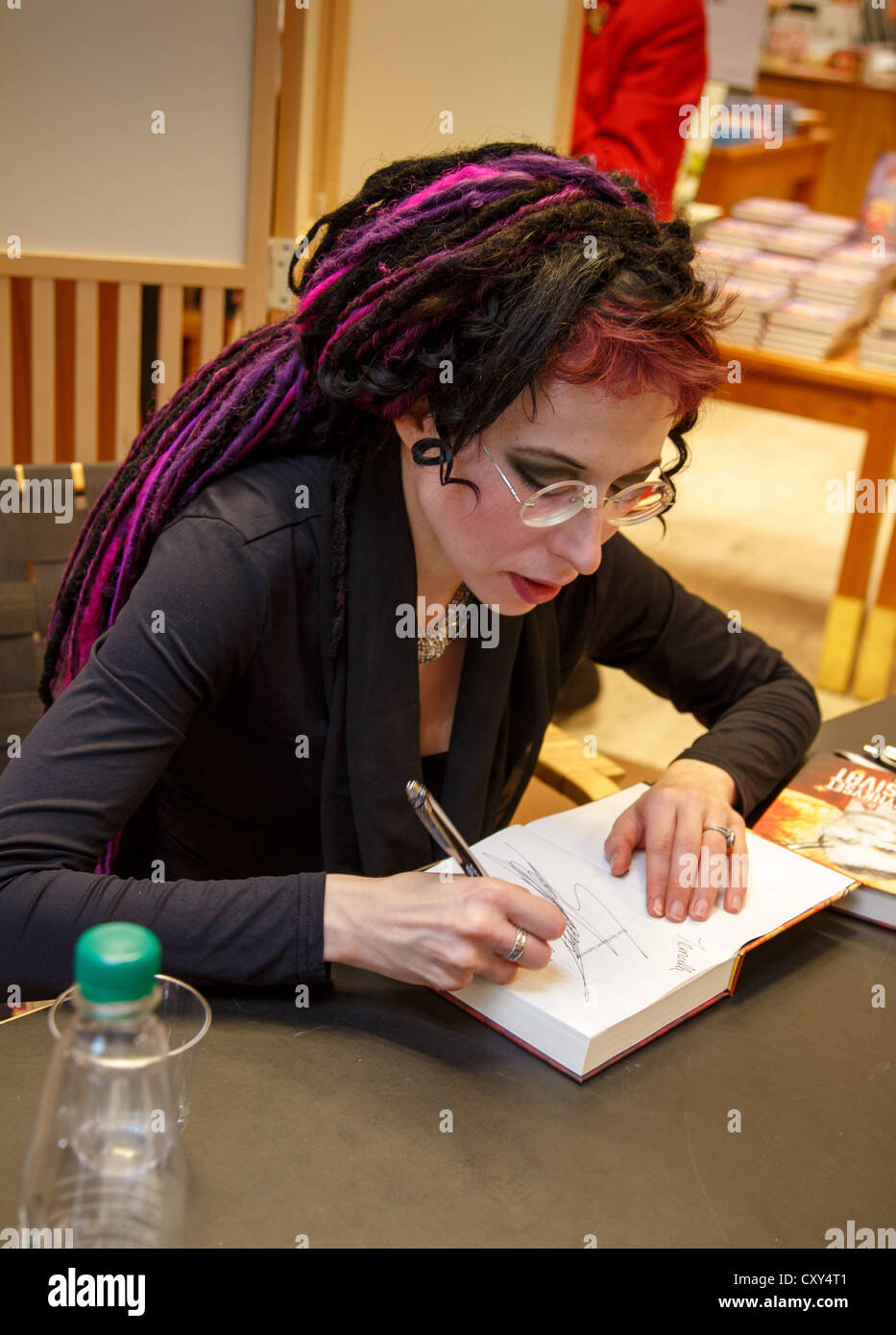 Il romanziere Sofi Oksanen firma il suo libro " quando i piccioni scomparsi". Foto Stock