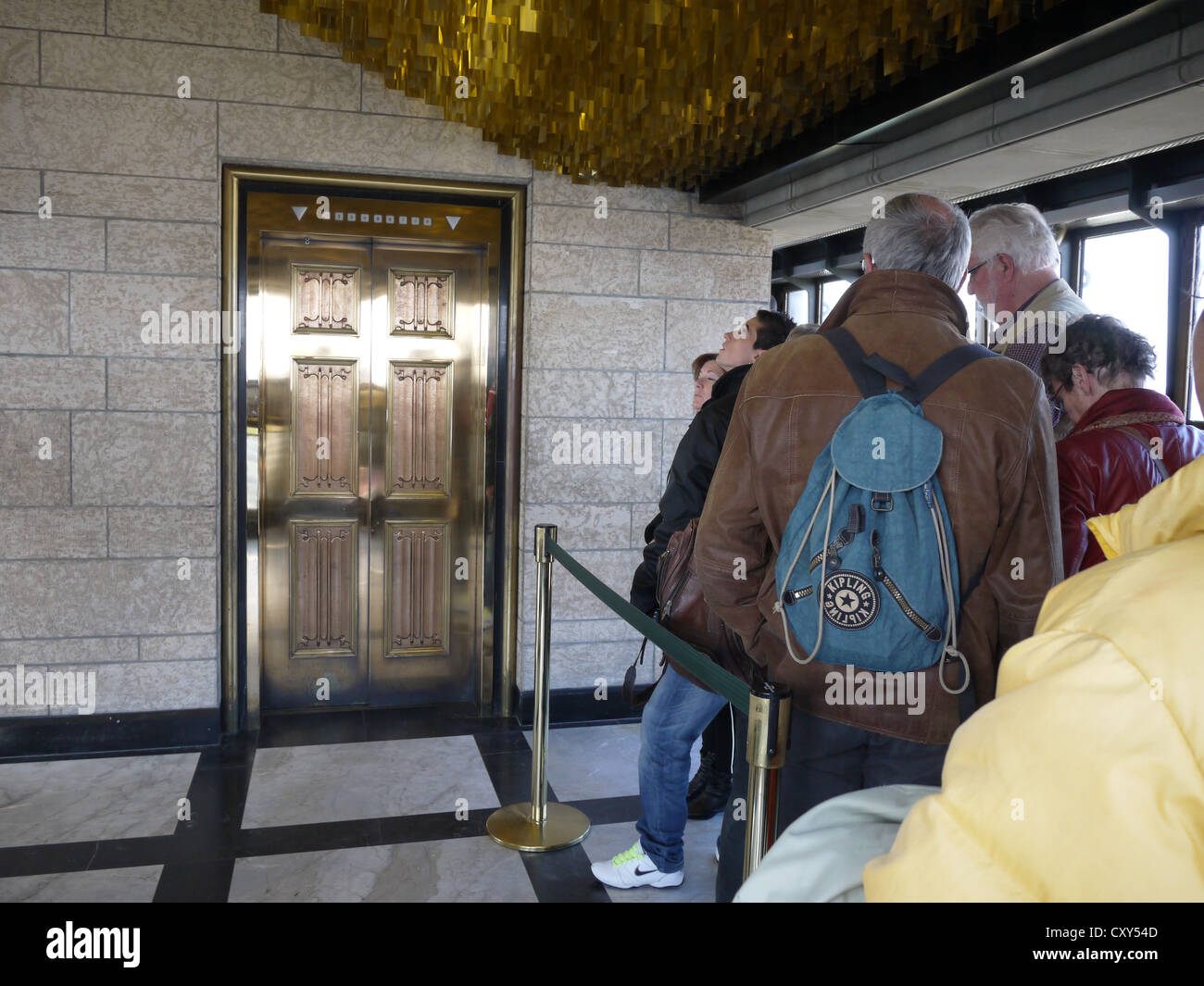 I turisti in attesa ascensore torre pace ottawa Foto Stock