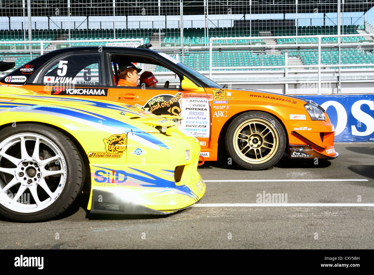 Vetture di deriva in attesa in pit lane Foto Stock