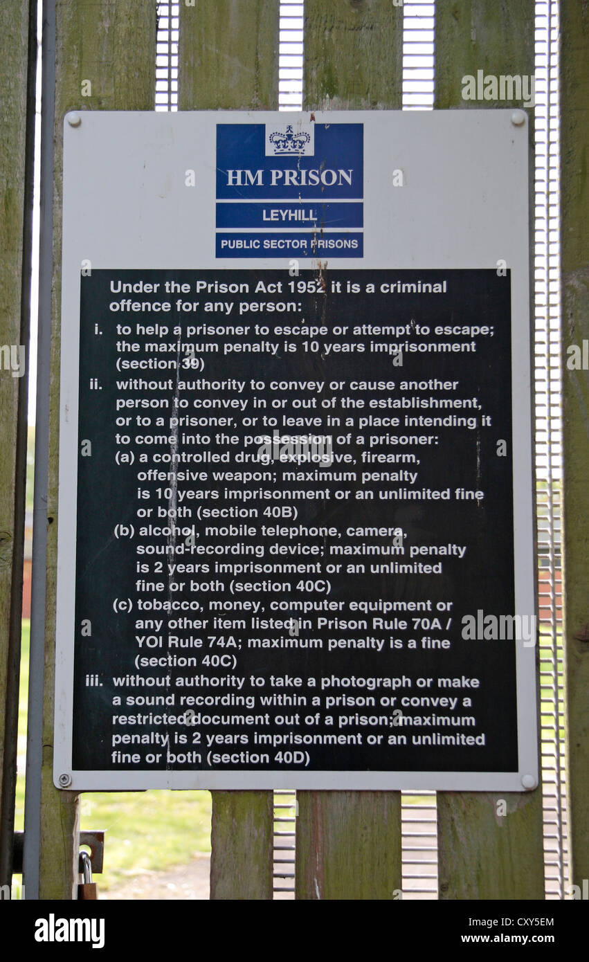 HM prigione Leyhill: avviso sulla recinzione che circonda il carcere in Wotton-under-Edge, South Gloucestershire, UK. Foto Stock