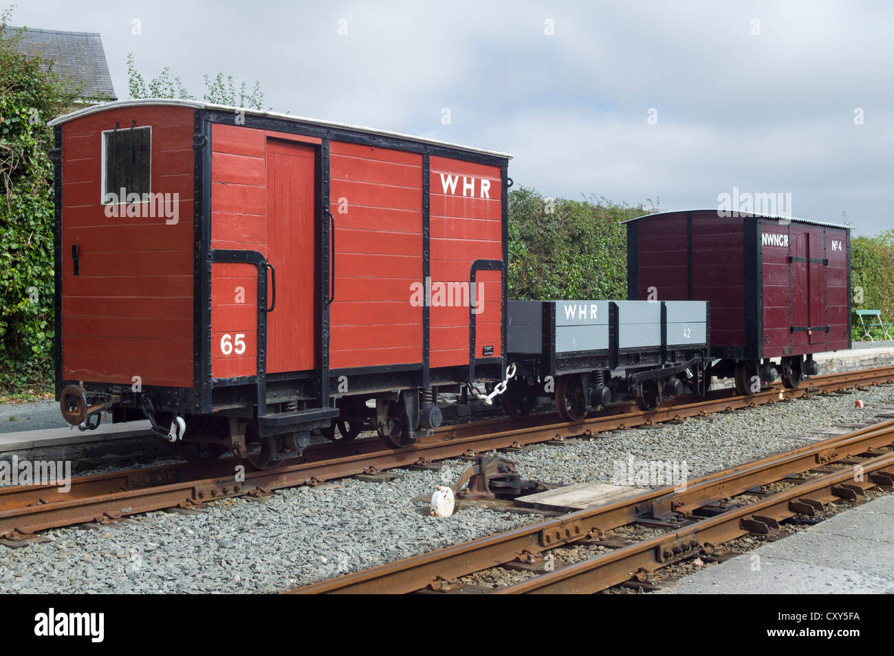 I carri merci nel raccordo ferroviario Welsh Highland Railway Porthmadog North Wales UK Foto Stock