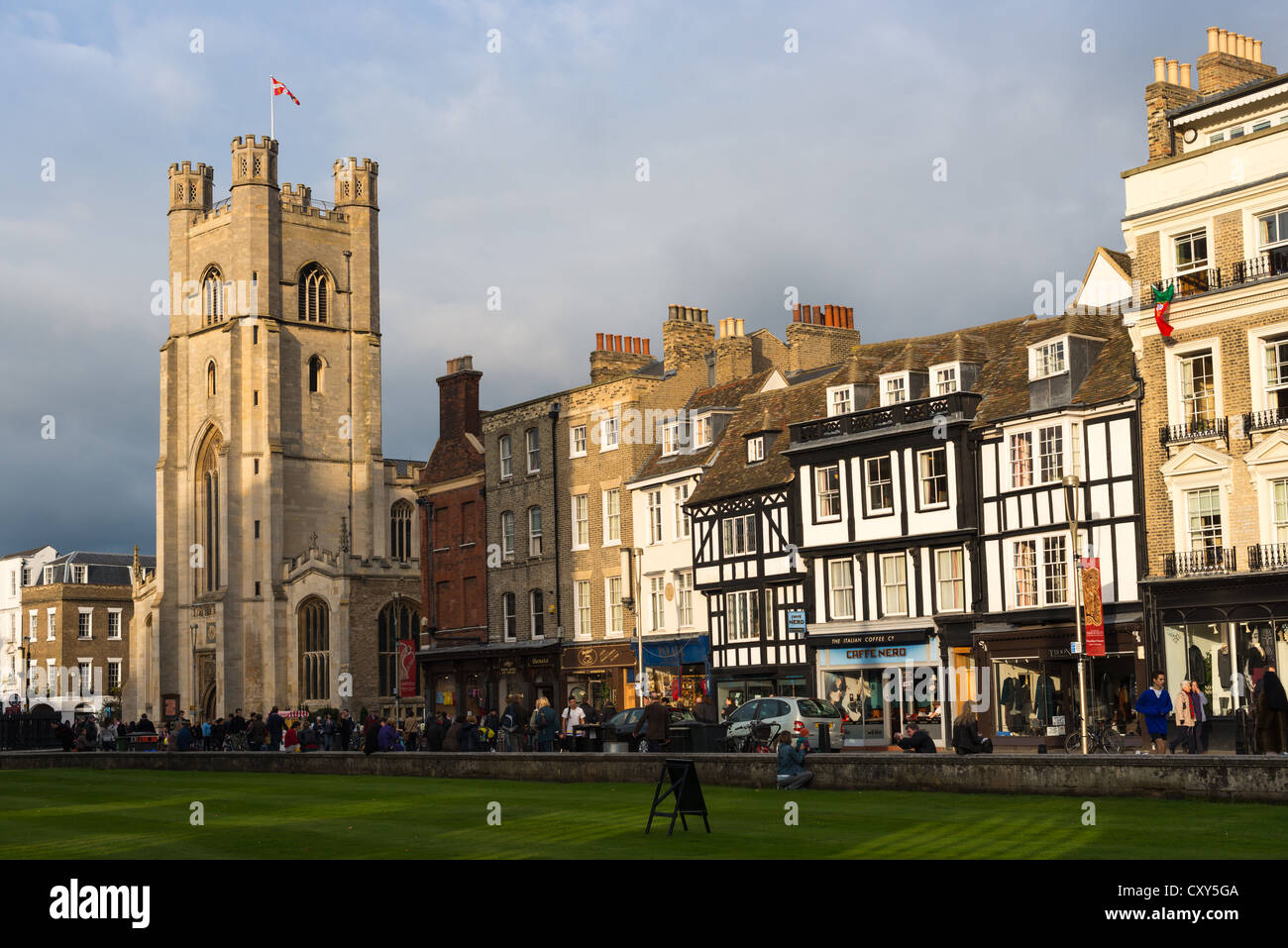 Kings Parade e grande St Marys Chiesa visto da Kings College di Cambridge, Inghilterra, Regno Unito Foto Stock