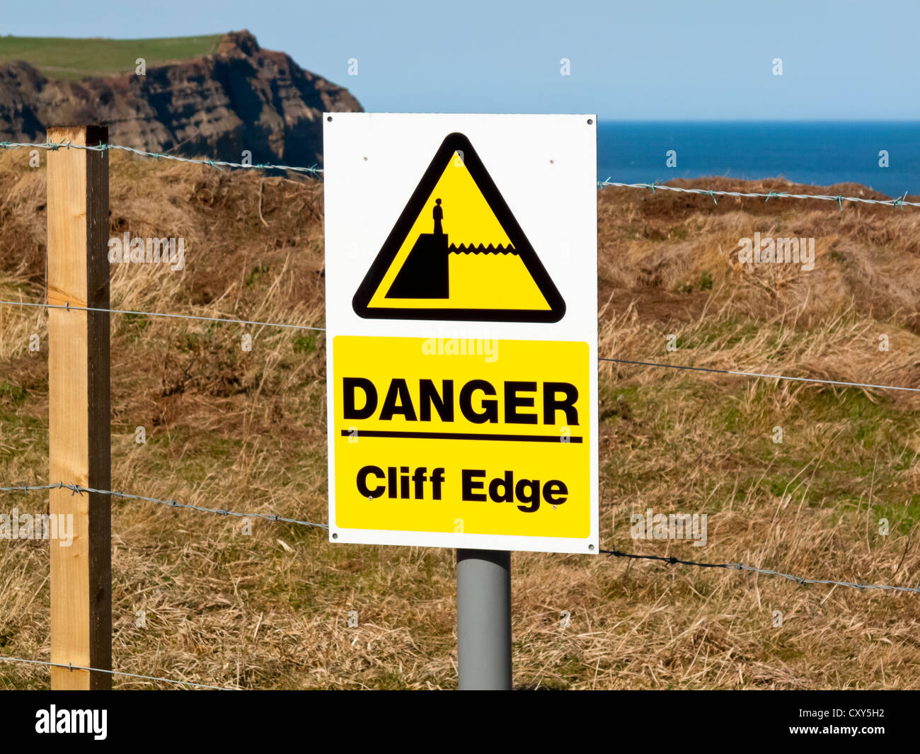 Pericolo Cliff Edge segno di avvertimento sulla North Yorkshire costa vicino a Whitby Regno Unito Inghilterra Foto Stock