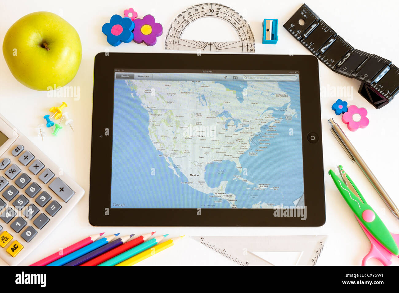 Ipad 3 con mappe e scuola accesories su sfondo bianco Foto Stock