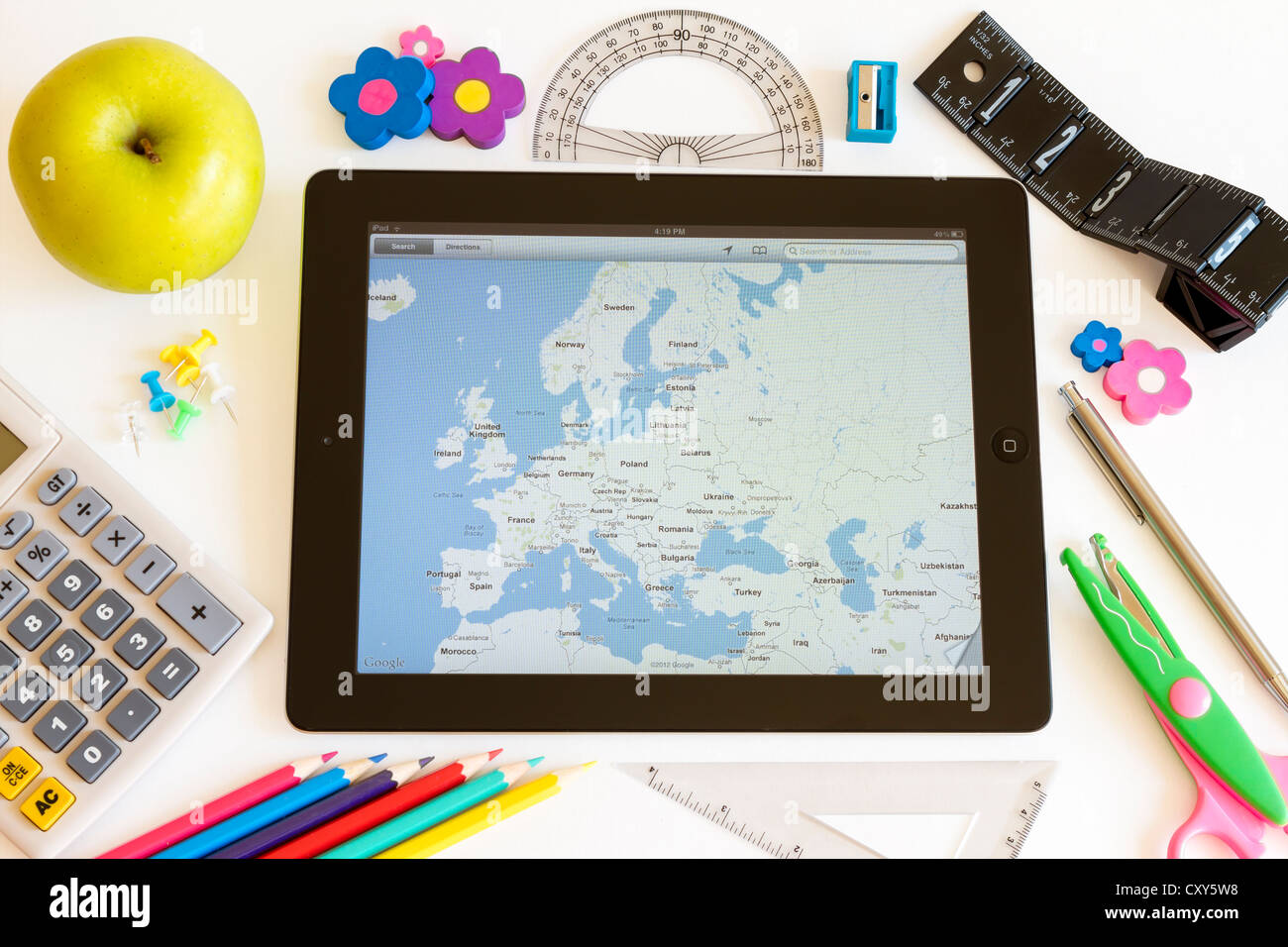 Ipad 3 con mappe e scuola accesories su sfondo bianco Foto Stock