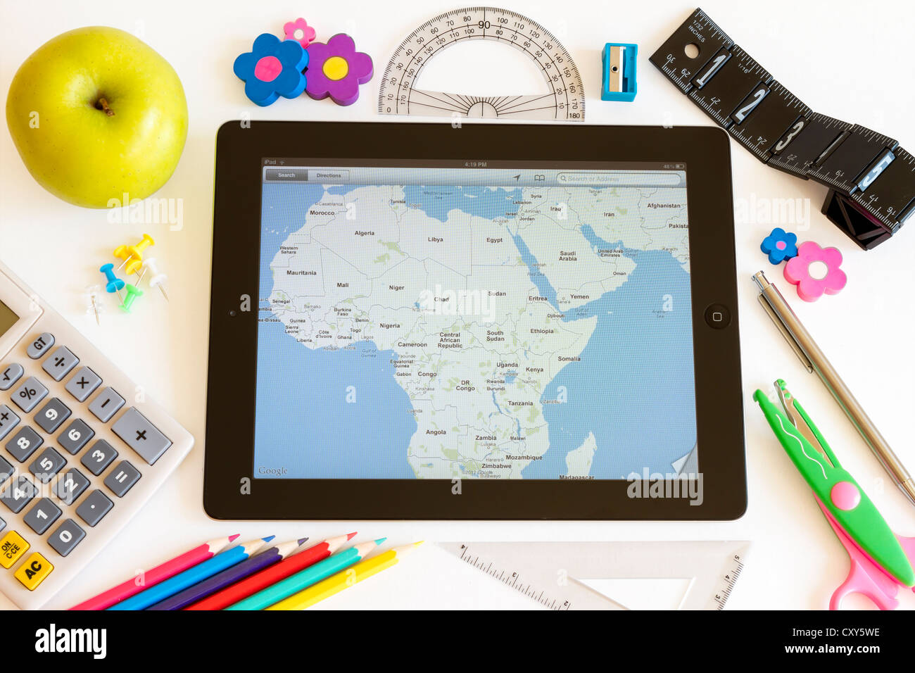 Ipad 3 con mappe e scuola accesories su sfondo bianco Foto Stock