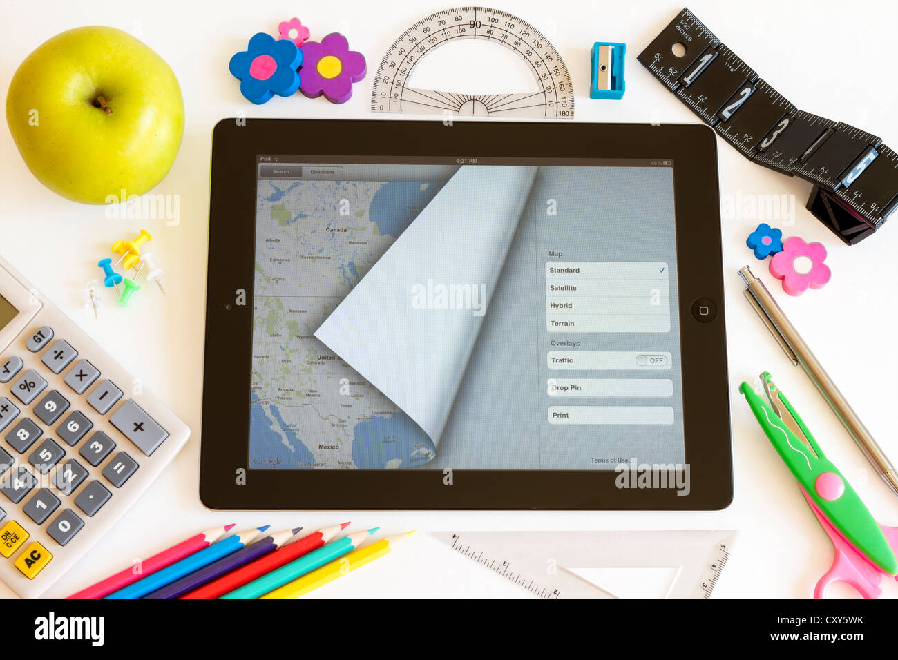 Ipad 3 con mappe e scuola accesories su sfondo bianco Foto Stock