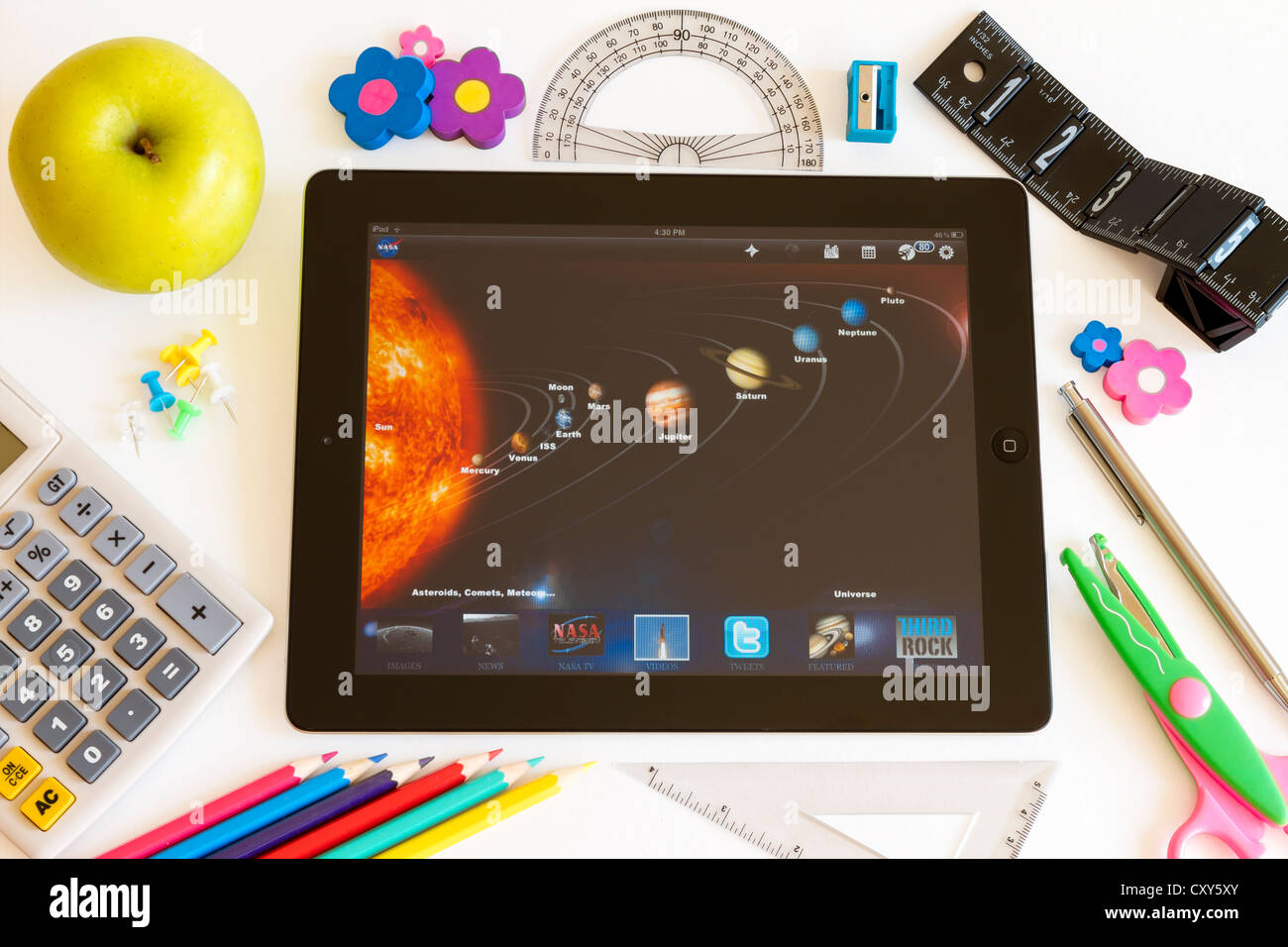 Pianeti su Ipad 3 con la scuola accesories su sfondo bianco Foto Stock