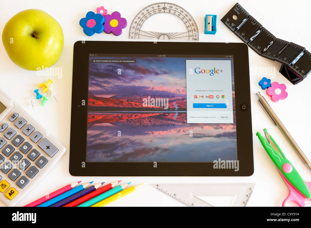 Google su Ipad 3 con la scuola accesories su sfondo bianco Foto Stock