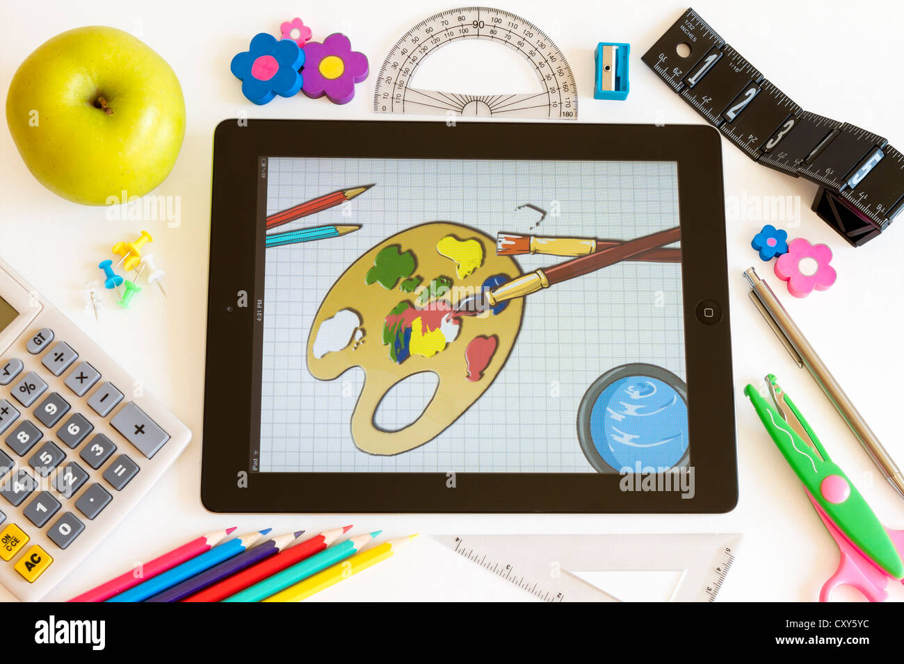 Vernice su Ipad 3 con la scuola accesories su sfondo bianco Foto Stock