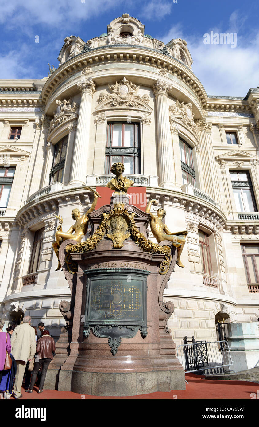 Monumento a Charles Garnier, l'architetto della Accademia Nazionale di Musica di Parigi, Francia. Foto Stock