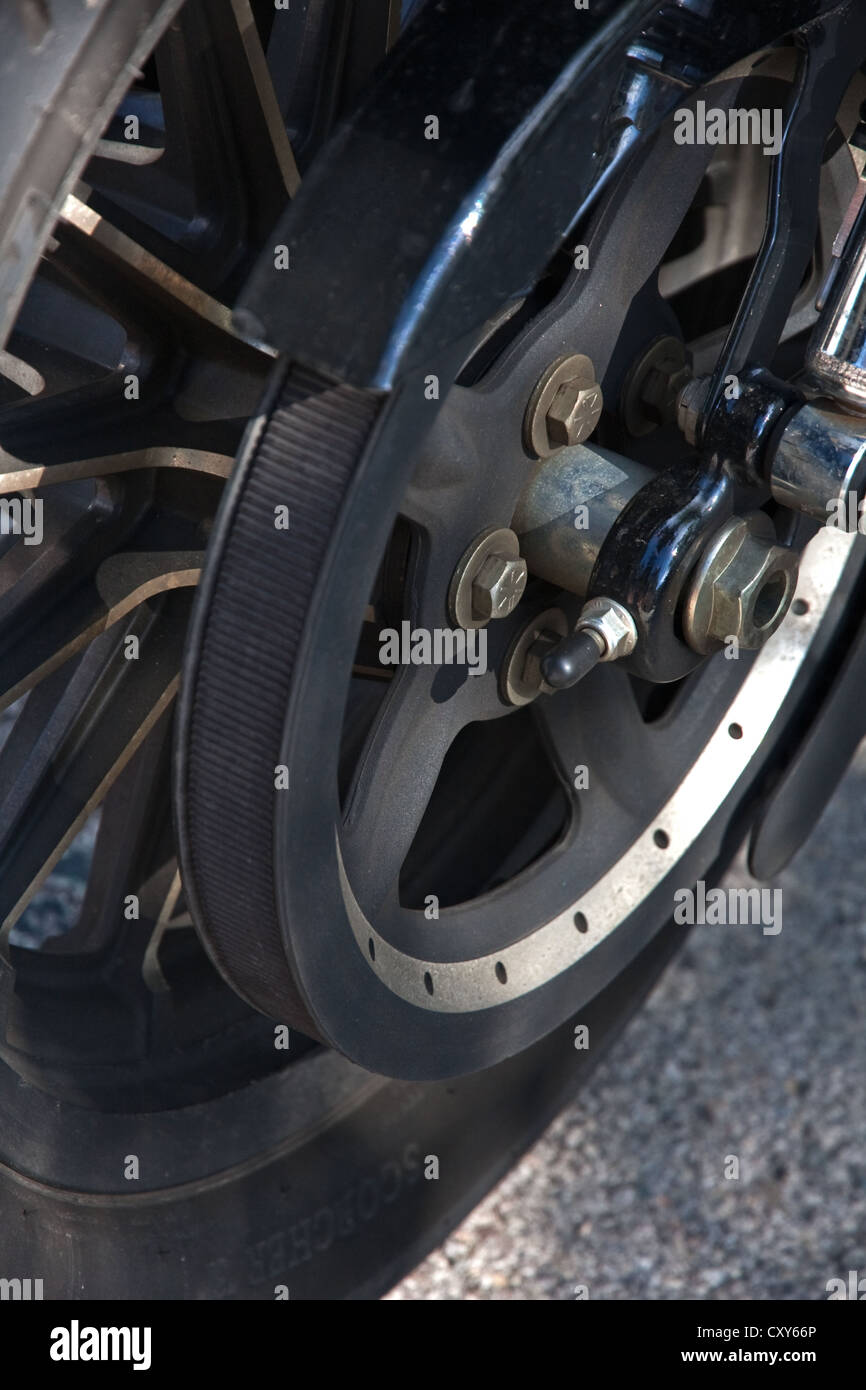 Cinghia di trasmissione complessivo su Harley-Davidson 885 motociclo in  nero opaco Foto stock - Alamy