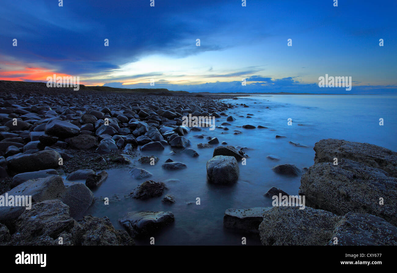 Crepuscolo presso Embleton Bay sulla costa di Northumberland, Inghilterra, Regno Unito. Foto Stock