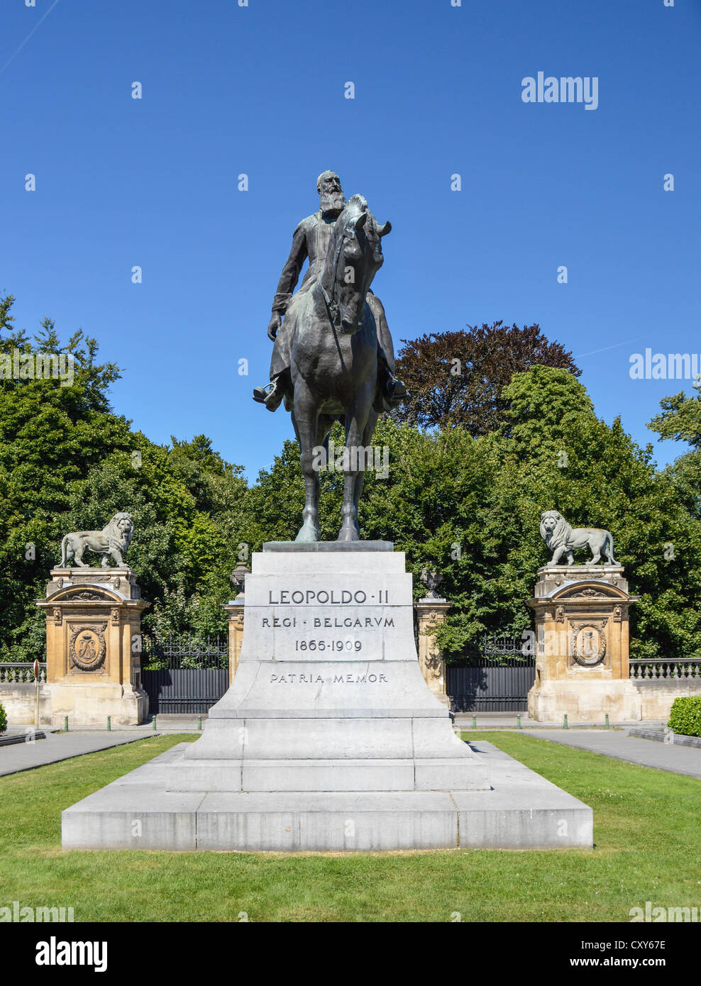 Statua di Leopoldo II al di fuori del Parco del palazzo, Bruxelles, Belgio, Europa, Unione Europea, con Lion statua cancelli in background Foto Stock