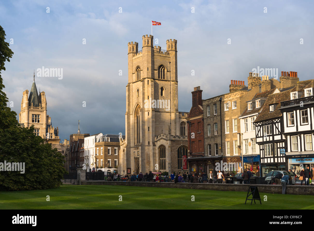 Kings Parade e grande St Marys Chiesa visto da Kings College di Cambridge, Inghilterra, Regno Unito Foto Stock