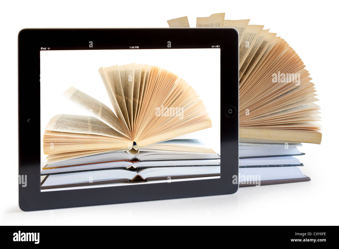 Ipad 3 con sfondo libri su sfondo bianco Foto Stock