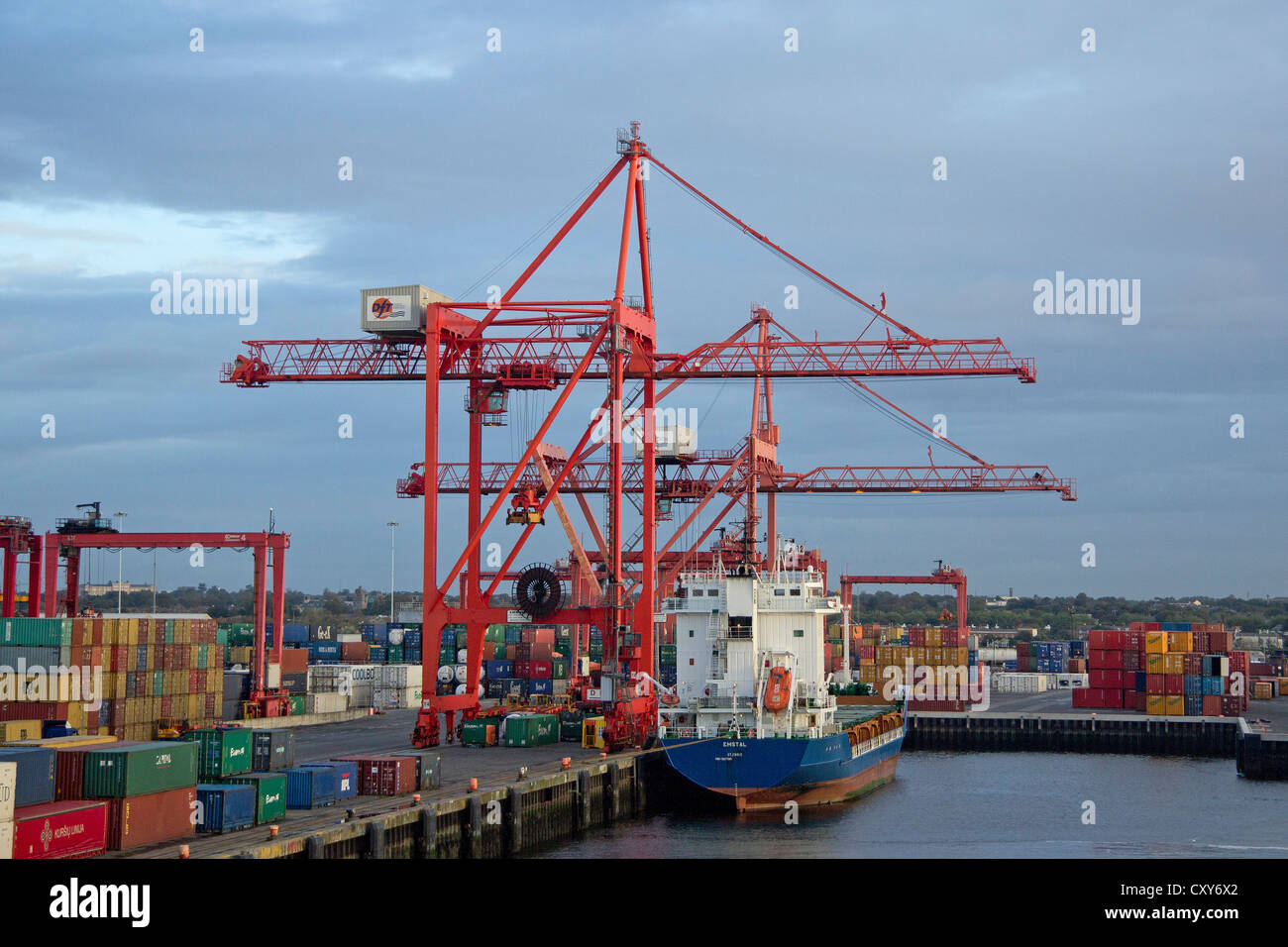 Contenitore nave al porto di Dublino, Repubblica di Irlanda Foto Stock