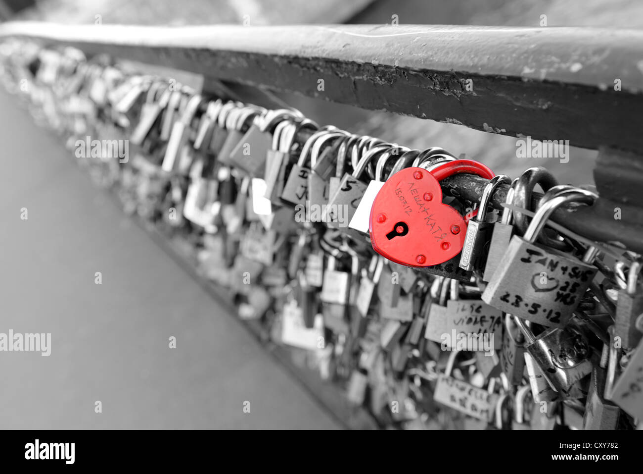 Amante di lucchetti che adornano numerosi ponti di Parigi, Francia, cuore rosso a forma di lucchetto sfondo monocromo, amore si blocca Foto Stock
