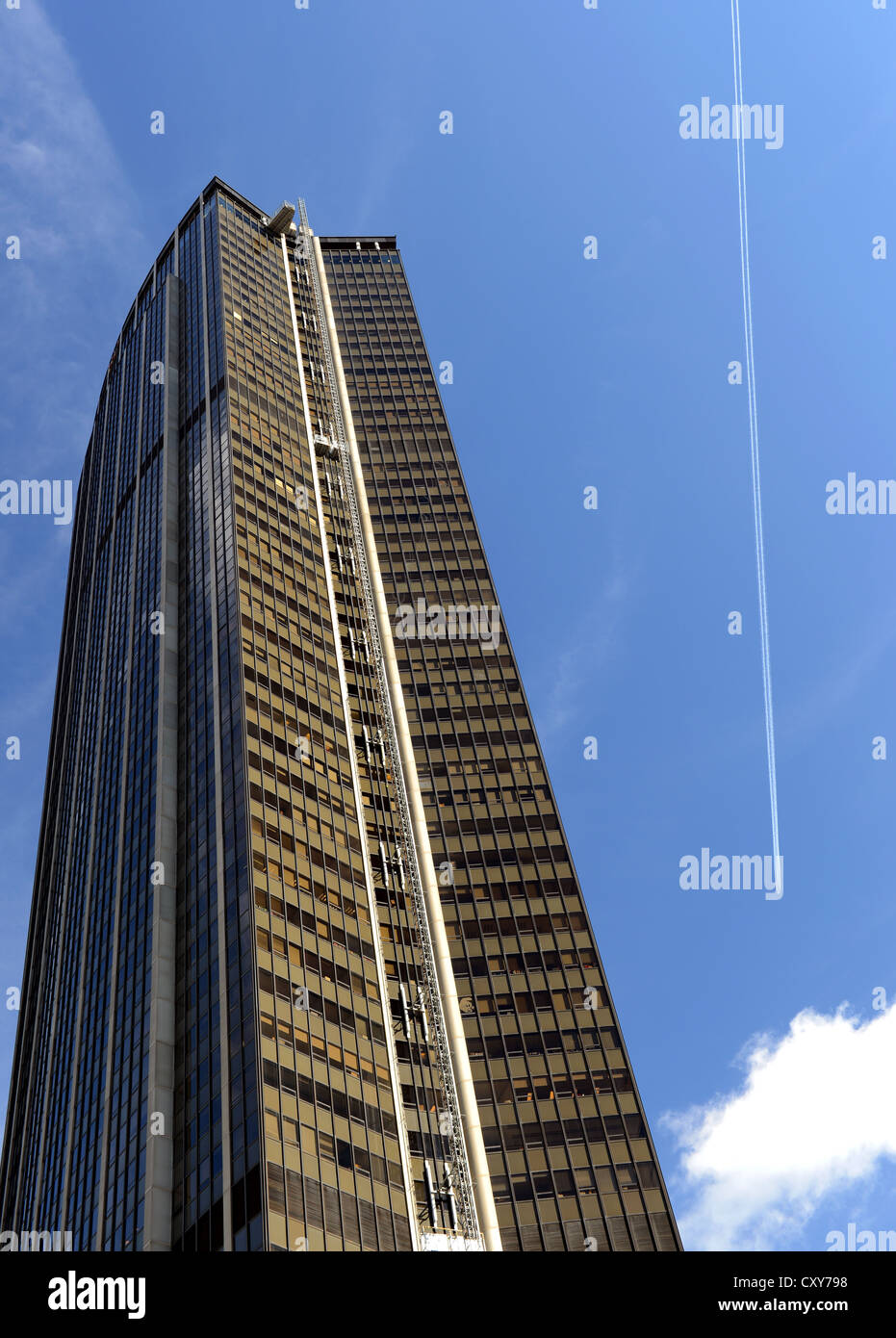 Torre di Montparnasse e contrail dal piano di passaggio, Parigi, Francia Foto Stock