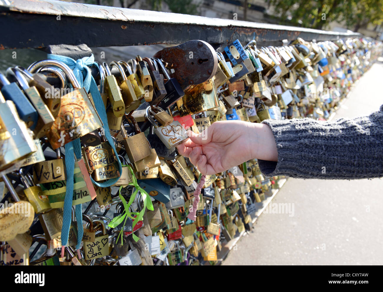Amante di lucchetti o serrature di amore che adornano numerosi ponti di Parigi, Francia Foto Stock